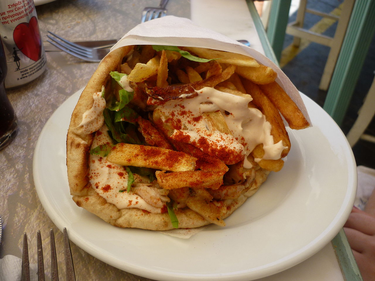 Pita kebab avec des frites